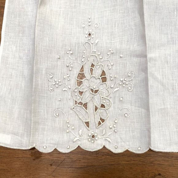 Vintage BC Linens Beautiful Cutwork Guest Towels Set of 2 White Cotton Floral - Picture 11 of 11